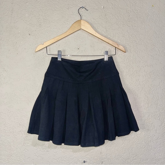 Lovers + Friends | NWT! black Pleasted tennis skort size: small - Picture 2 of 4